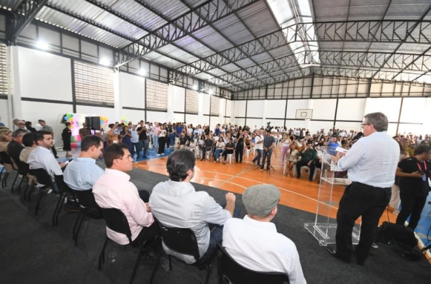 Imagem Entrega de fardamentos e kits escolares