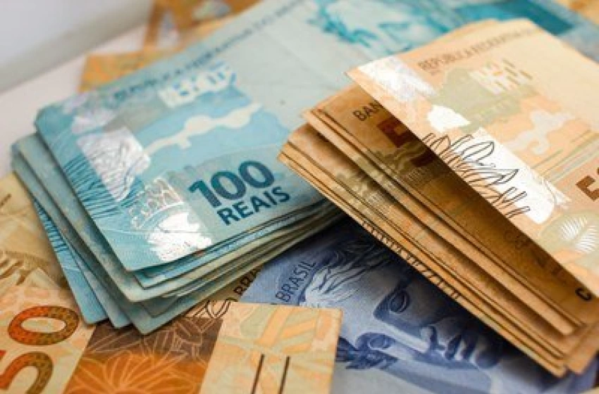 Imagem Dinheiro (cédulas de 100 e 50 reais)