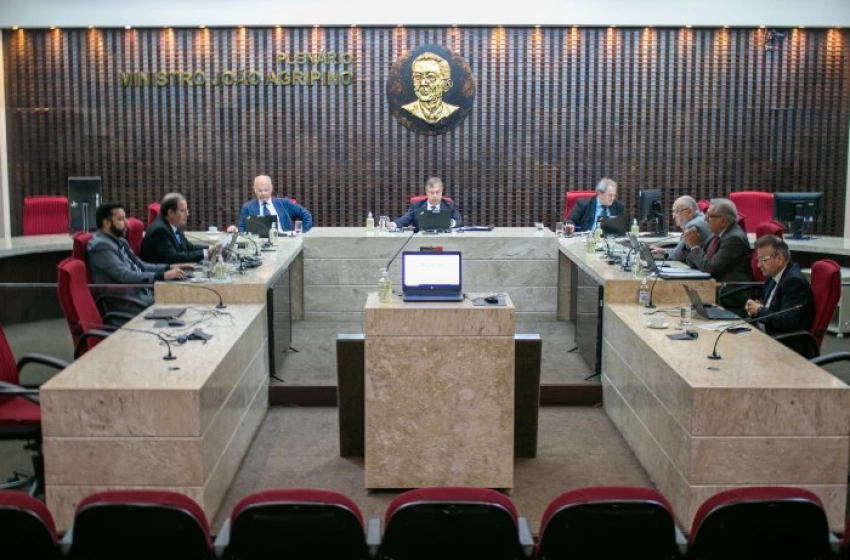 Imagem Medalha Cunha Pedrosa ao deputado Hugo Motta e ao artista Flávio Tavares