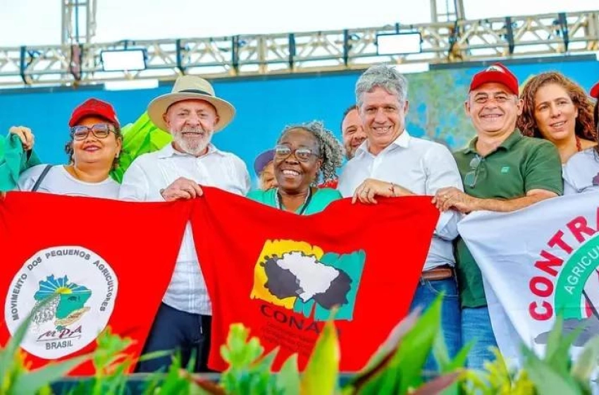 Imagem Presidente Lula com membros do MST