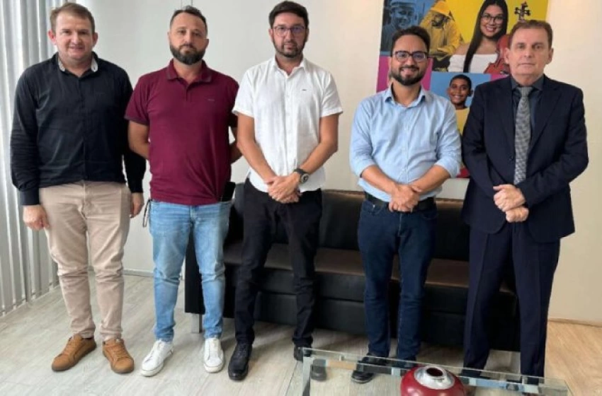 Imagem Chico Mendes, prefeito de Carrapateira e o secretário de Administração do Estado, Tibério Limeira