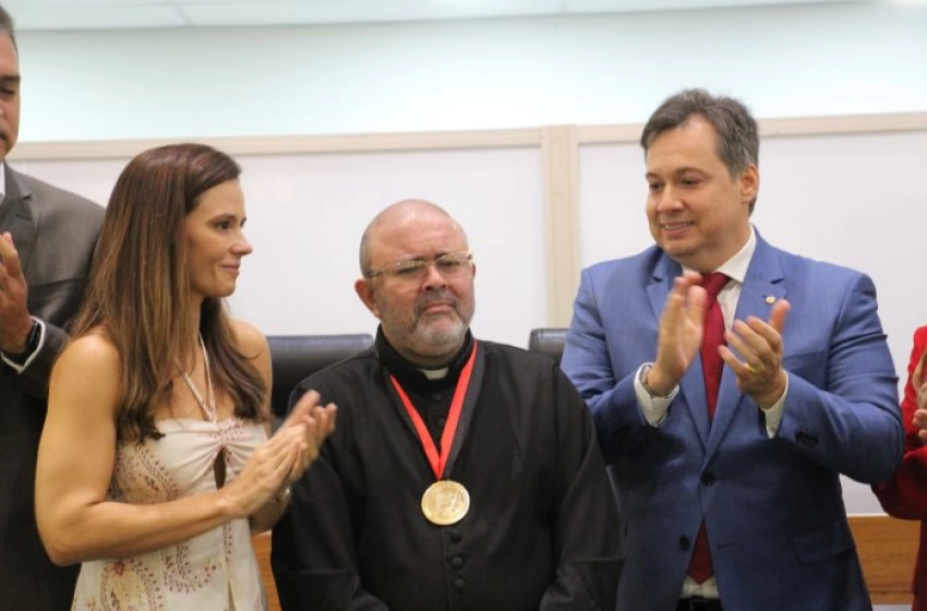 Imagem Medalha Epitácio Pessoa – a mais alta honraria da Casa - ao Padre George Batista Pereira Filho