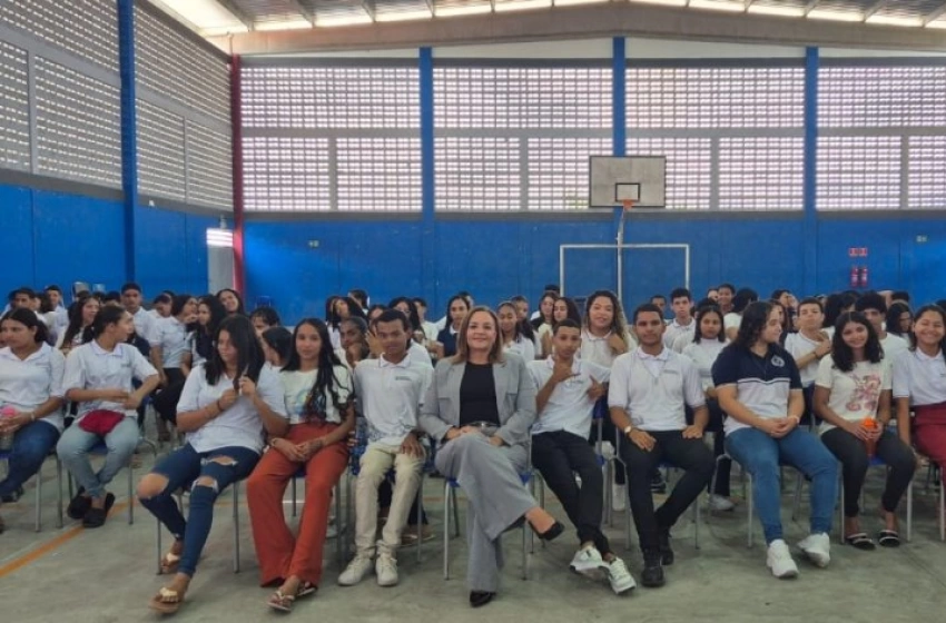 Imagem Promotora ministra palestra para estudantes de Capim de Mamanguape