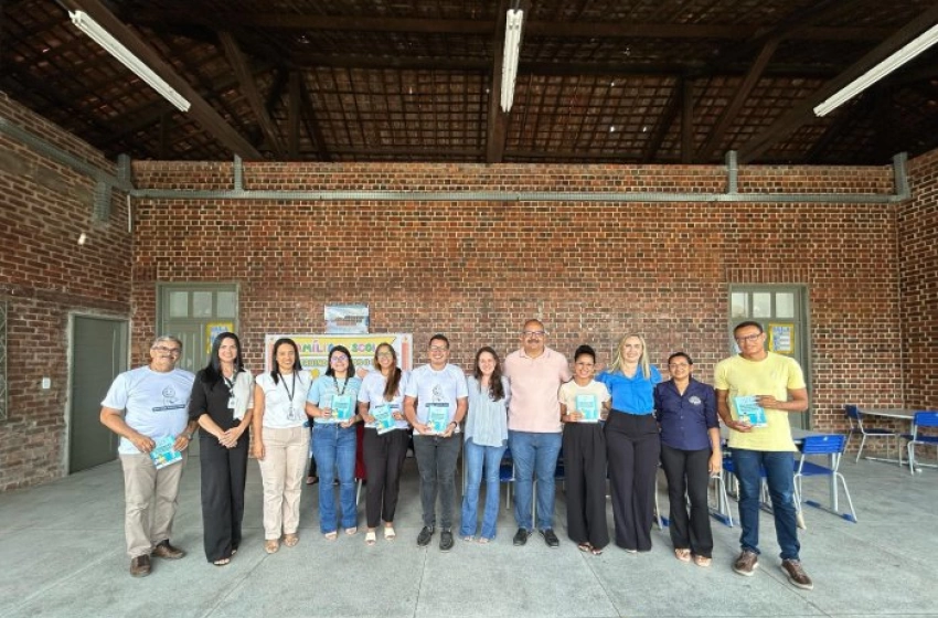 Imagem Entrega de cartilha de vacinação voltada para crianças e adolescentes