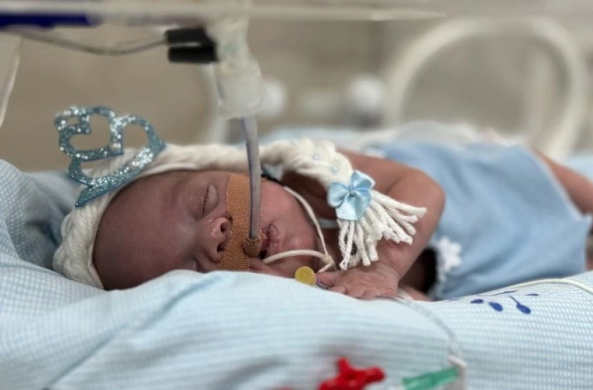 Imagem Bebê nascida com 25 semanas de gestação recebe alta da Maternidade Frei Damião 
