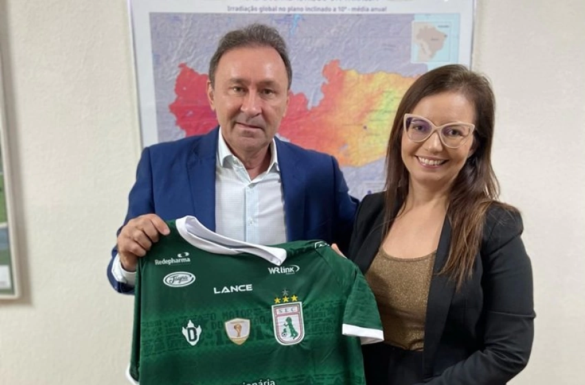 Imagem Larissa Abrantes e o secretário Deusdete Queiroga