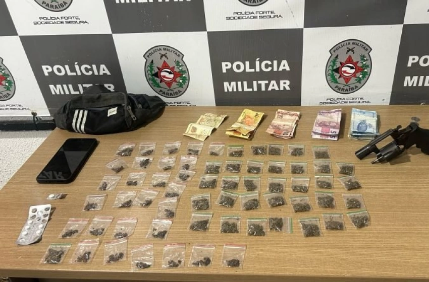 Imagem Arma e drogas apreendidas pela PM na Capital 