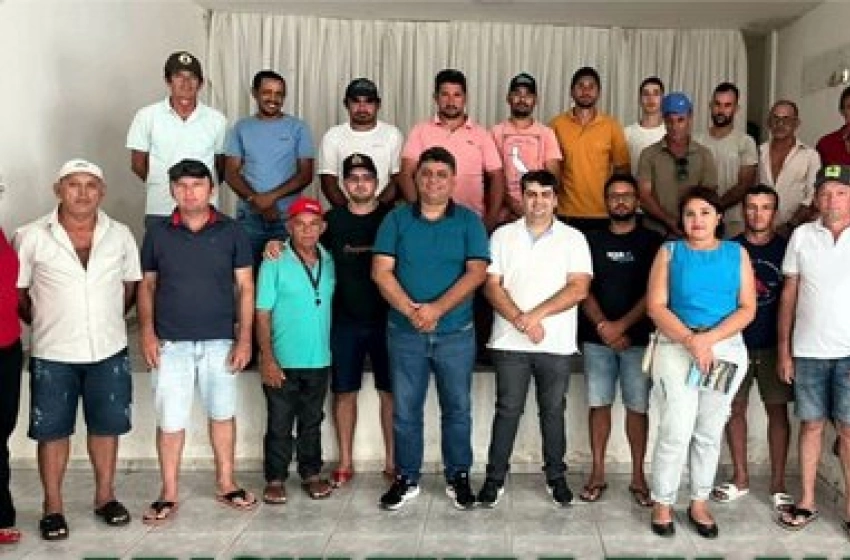 Imagem Reunião com membros da Associação de Apicultores de Vieirópolis