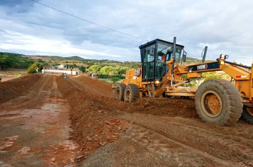 Imagem João Azevêdo inspeciona obra da PB-378 e destaca importância econômica da rodovia para Manaíra e região 