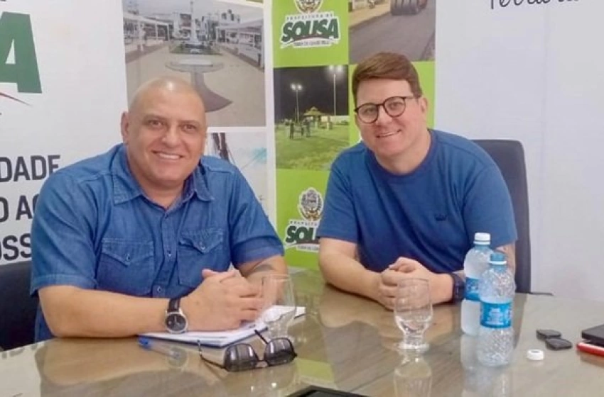 Imagem Koloral Júnior em reunião com Alexandre Ramos, coordenador do Curso de Administração