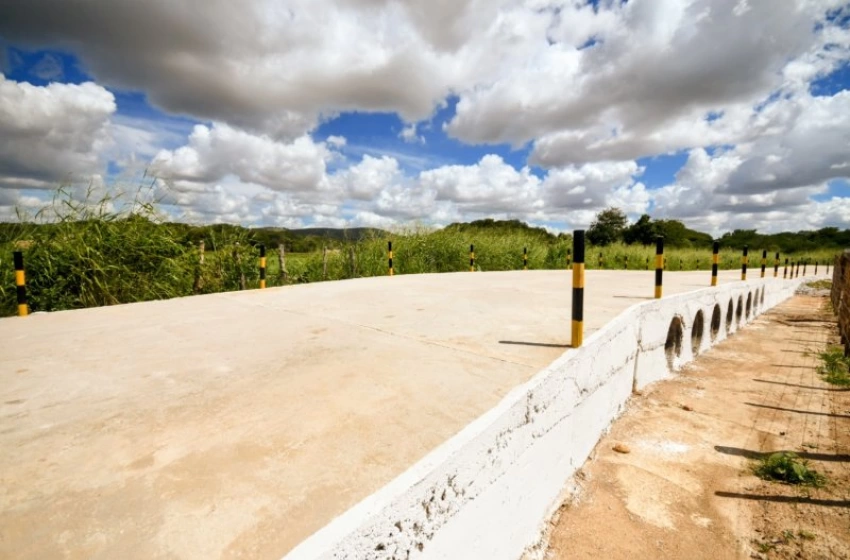 Imagem Governador inspeciona obras de travessia urbana e reforma e ampliação de escola em Princesa Isabel