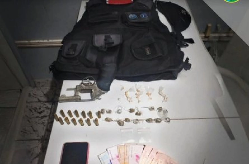 Imagem Prisão de homem com arma, drogas e colete balístico