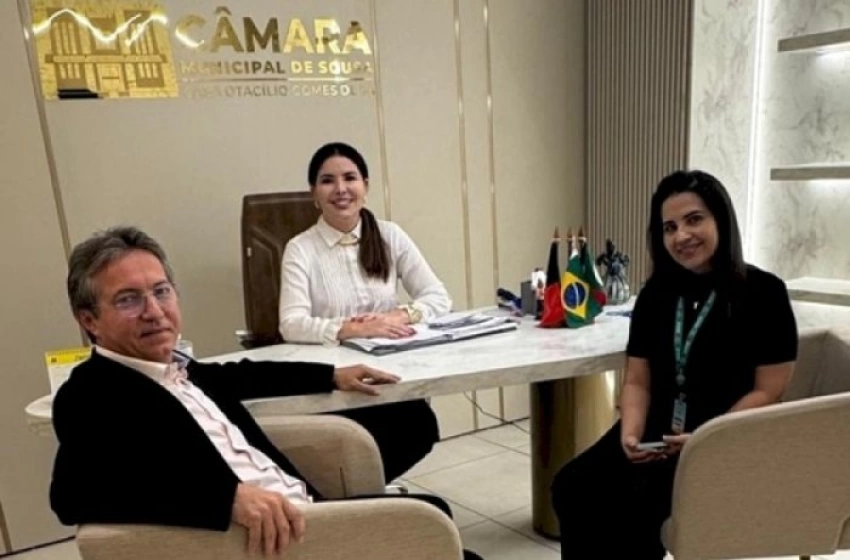 Imagem Amanda Silveira em reunião com gerente da Caixa