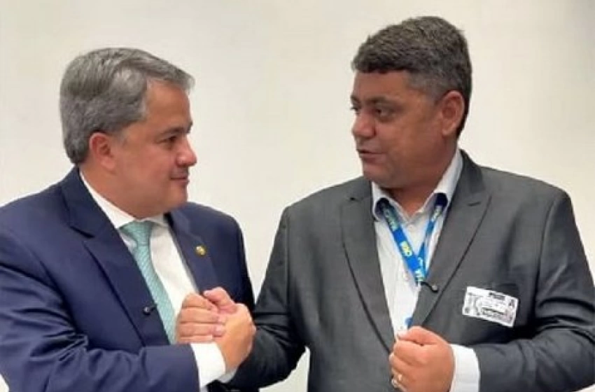 Imagem Senador Efraim Filho (União Brasil) e o prefeito de Vieirópolis Thially Aristóteles