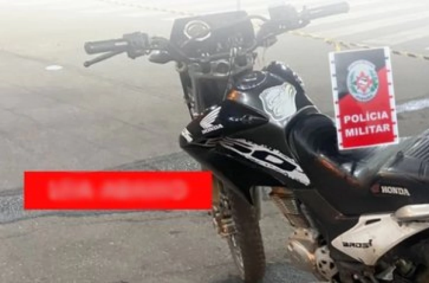 Imagem Moto com sinais identificadores adulterados apreendida pela PM