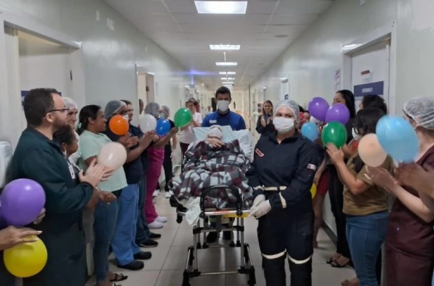 Imagem Alta hospitalar da paciente Núbia Martins, de 54 anos