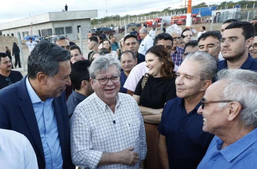 Imagem Cícero Lucena na inauguração da nova pista do Aeroporto de Patos