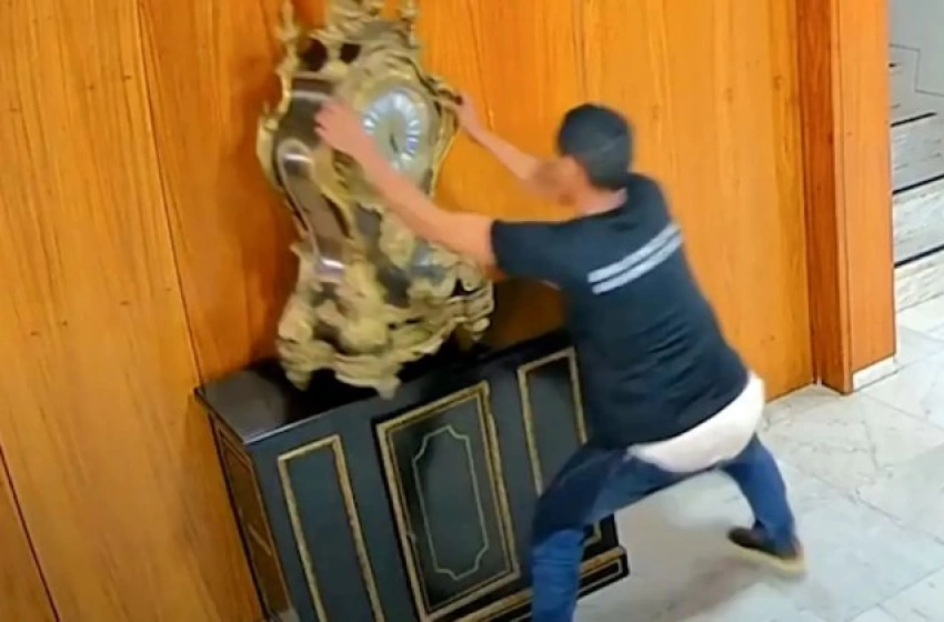 Imagem Relógio do século XVII sendo destruído por manifestante golpista
