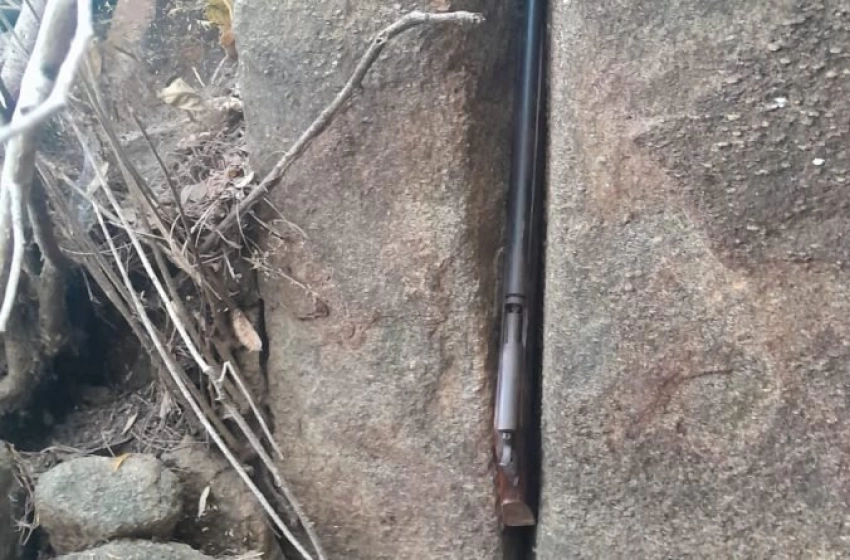 Imagem Espingarda encontrada entre rochas em São Sebastião de Cacimbas