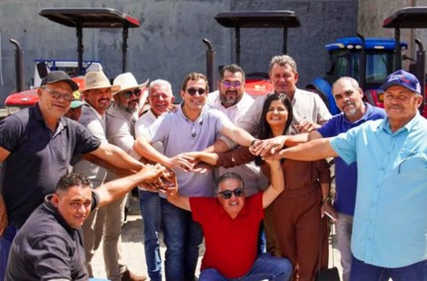 Imagem Entrega de tratores para Santa Cecília
