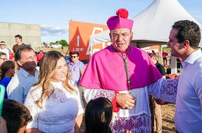 Imagem Em Cajazeiras, vice-governador Lucas Ribeiro prestigia posse de Dom Francisco Gabriel como novo bispo diocesano