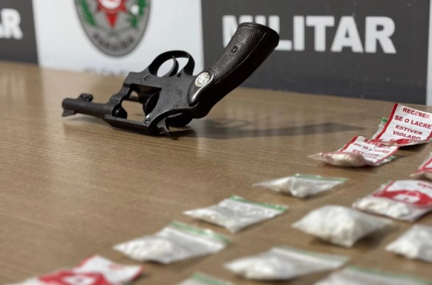 Imagem Arma e drogas apreendidas em ação da Polícia Militar