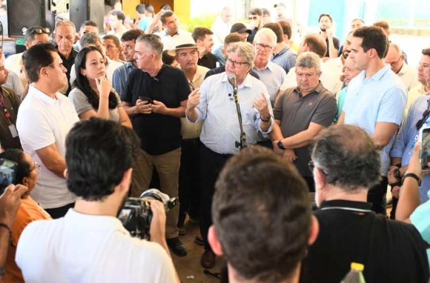 Imagem Governador do Estado da Paraíba, João Azevêdo, em entregando e visitando obras