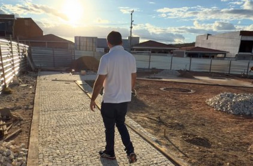 Imagem Bal vistoriando as obras de construção da Praça Dondon Palitot