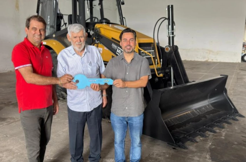 Imagem Nova retroescavadeira para o município de São José de Piranhas
