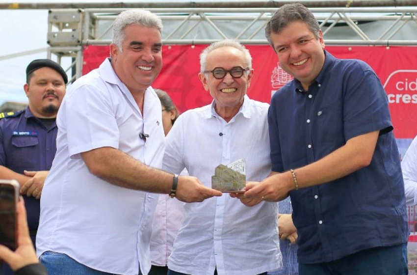 Imagem Cícero Lucena celebrando um ano de funcionamento do Hospital Veterinário