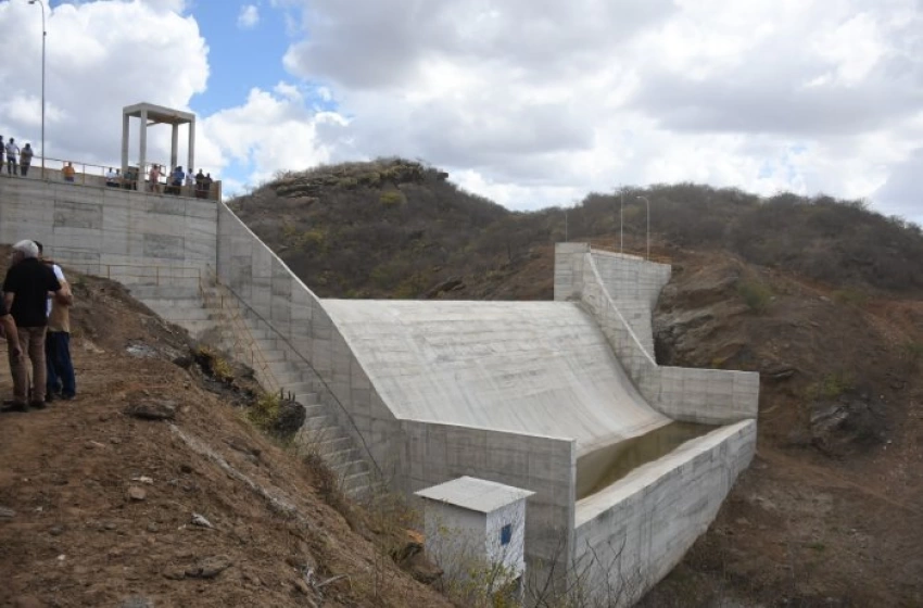 Imagem Entrega de barragem em Pedra Lavrada