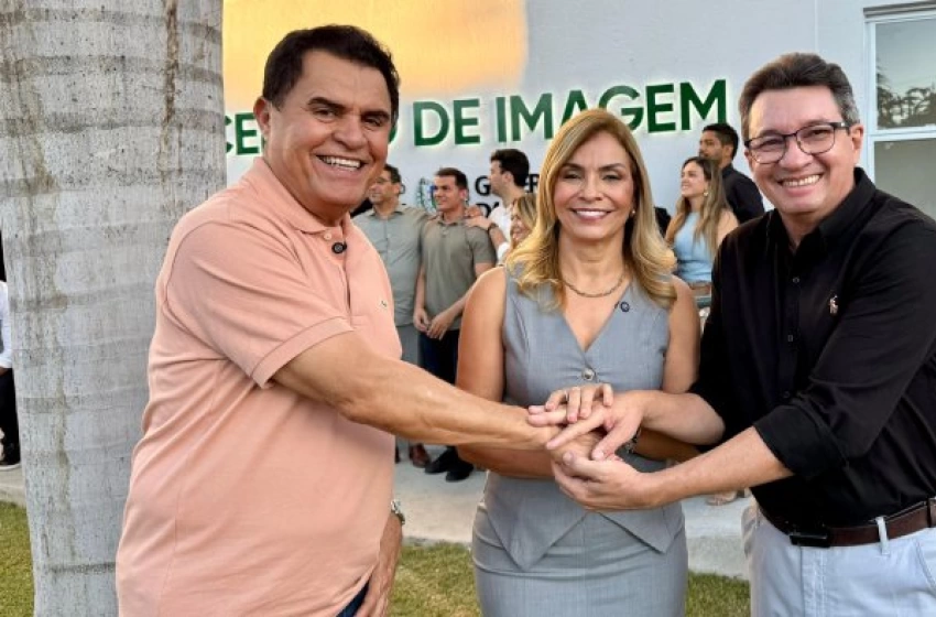 Imagem Wilson ao lado da prefeita de Queimadas Delúsia e do secretário de Saúde, Josué