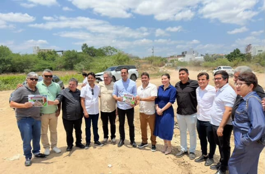 Imagem Helder Carvalho e Lucas Ribeiro visitam local que será construída a Travessia das Pedrinhas