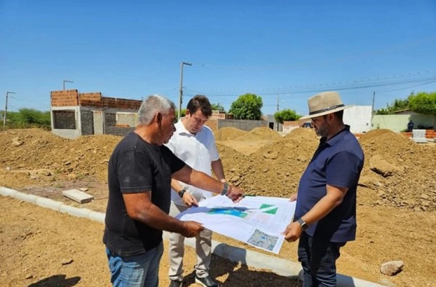 Imagem Helder Carvalho inspeciona obras e destaca investimentos para beneficiar a população sousense