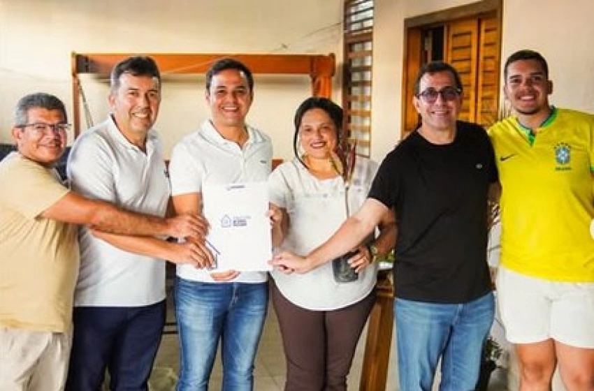 Imagem Gervásio Maia ao lado de aliados em Bananeiras