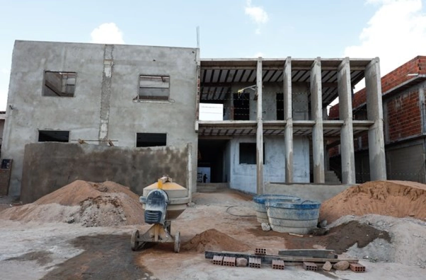 Imagem Lucas Ribeiro visita obras em Bernardino Batista e Uiraúna e firma convênio para construção de escola 