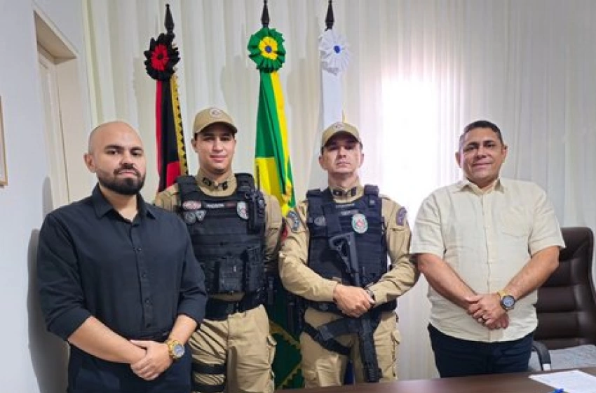Imagem João Neto ao lado de novos comandantes da 2ª Companhia da PM