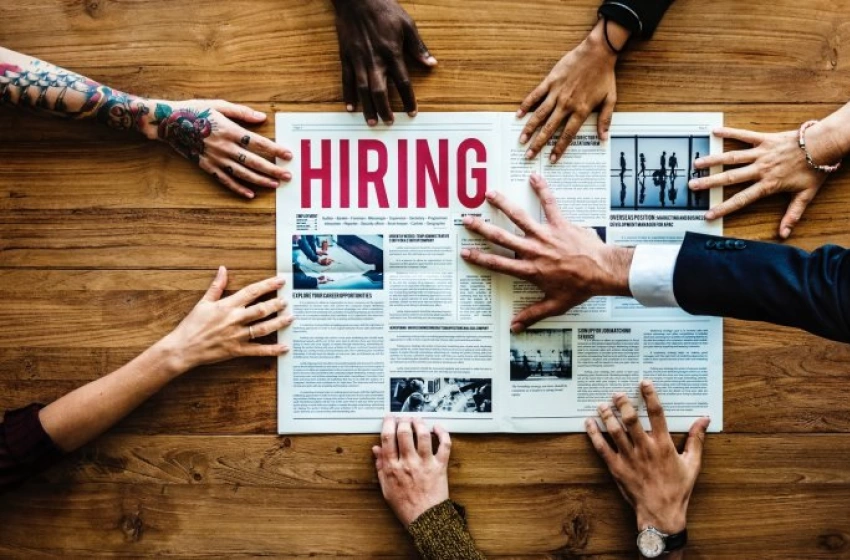 Imagem 56% delas planejam reforçar as equipes para o aumento da demanda típico de datas como Black Friday e Natal.