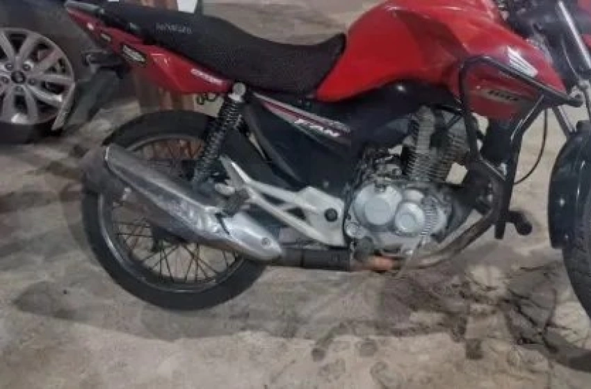 Imagem Moto com sinais identificadores adulterados apreendida pela PM