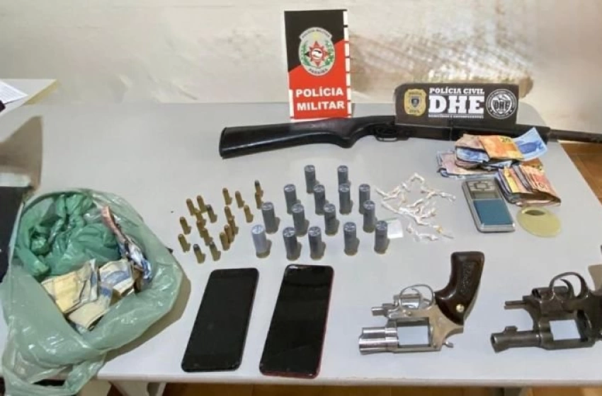 Imagem Drogas e armas apreendidas em operação na cidade de Patos 