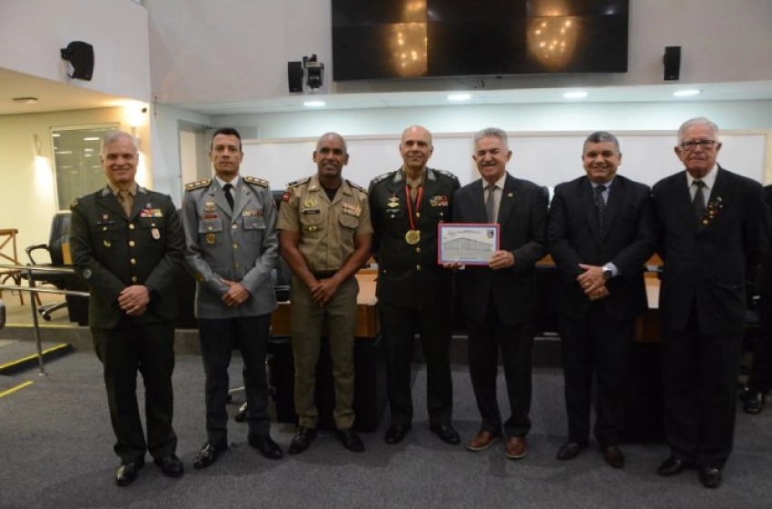 Imagem Cidadania Paraibana e Medalha Epitácio Pessoa ao General de Exército Maurílio Miranda