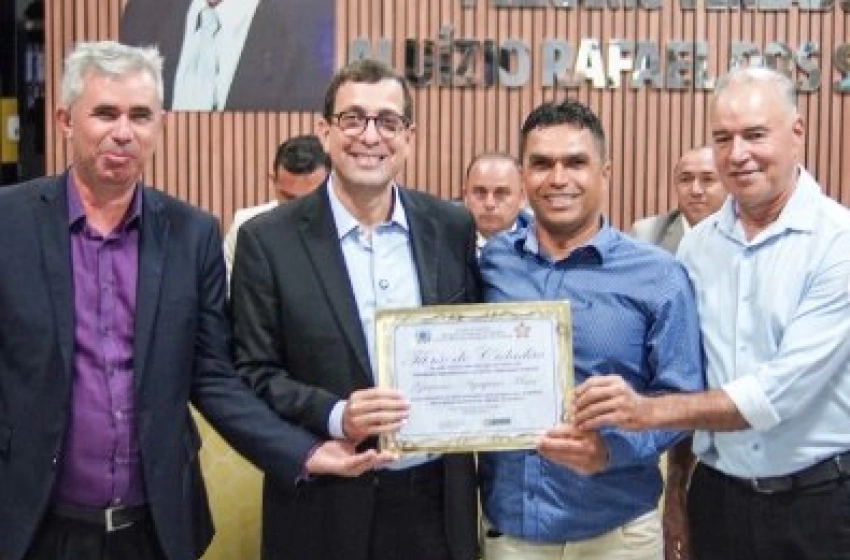 Imagem Gervásio Maia recebendo Título de Cidadão Algodãoense