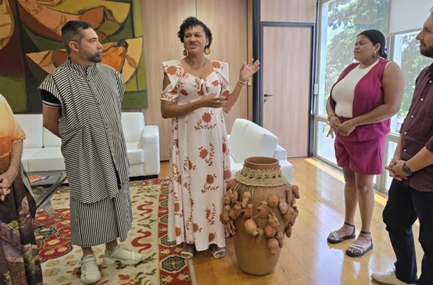 Imagem Peça de cerâmica bordada “Ex-voto”