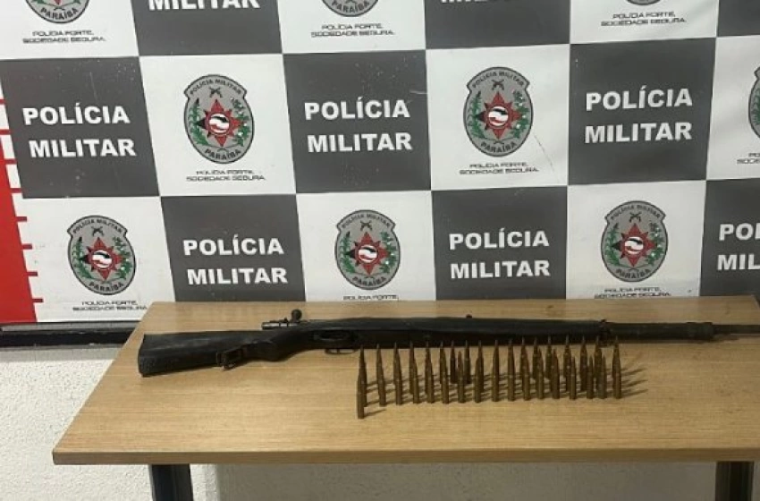 Imagem Fuzil e munições apreendidos pela PM