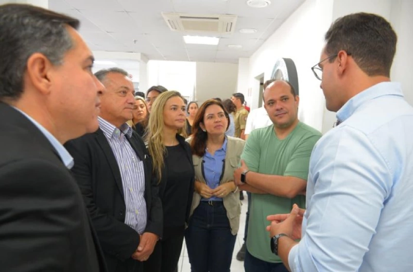 Imagem Pollyanna ao lado de Lucas Ribeiro, em Campina Grande