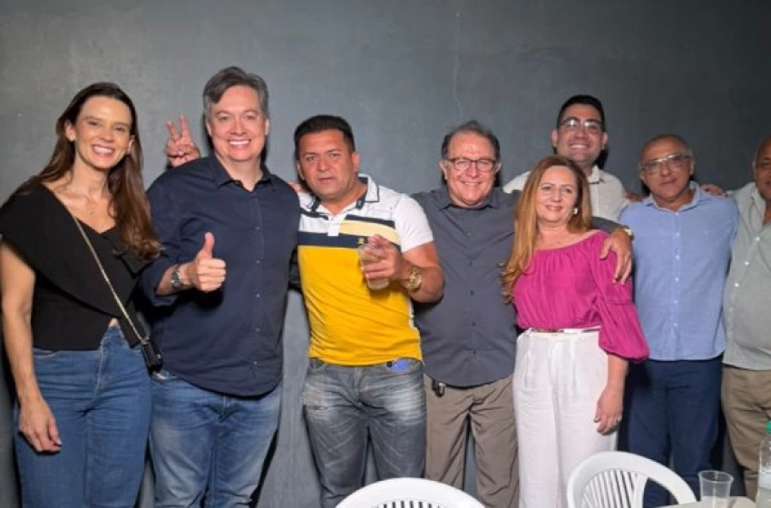Imagem Júnior Araújo ao de Ceninha Lucena e lideranças