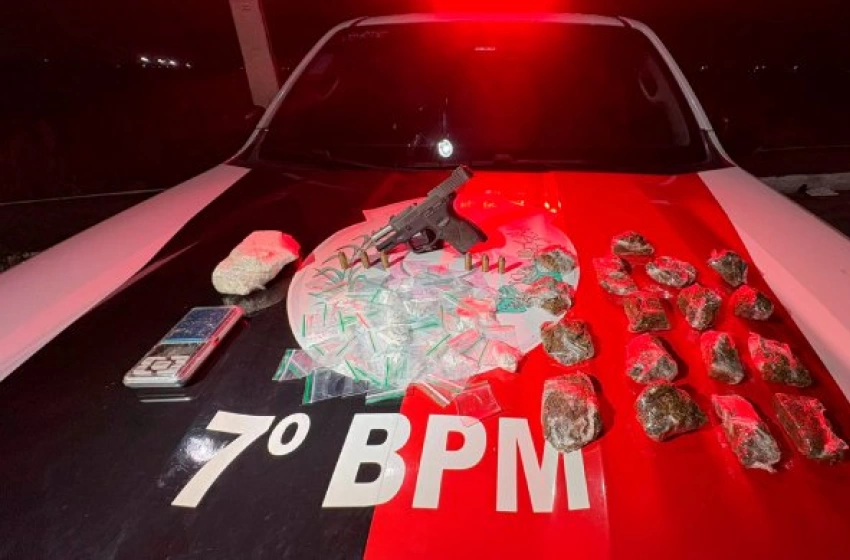 Imagem Armas de fogo e drogas apreendidas em ação da PM