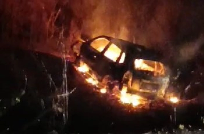 Imagem Veículo envolvido no acidente que ceifou a vida de dois jovens em Sousa consumido pelas chamas 