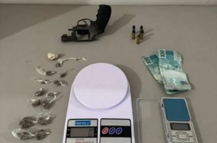 Imagem Arma e drogas apreendidas em ação da Polícia Militar