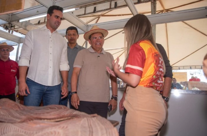 Imagem Adriano Galdino ao lado de Lucas Ribeiro